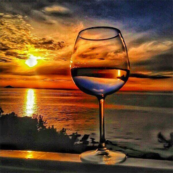 Wijnglas bij zonsondergang
