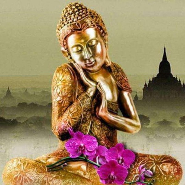 Boeddha met paarse bloemen